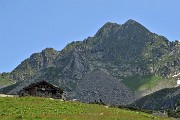 48 Zoom verso Cima Cadelle dal Lago Piccolo con Baita in primo piano